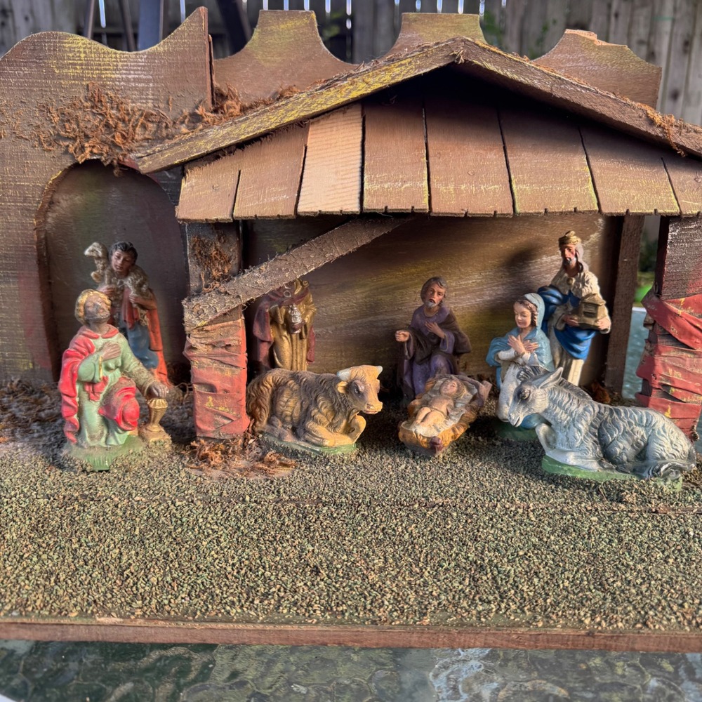 Vintage Italian Wood Nativity Scene Creche Stable w Fixed Hand Painted Figurines